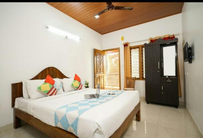 - une chambre avec un grand lit dans l'établissement Munnar Minds Homestay, à Munnar