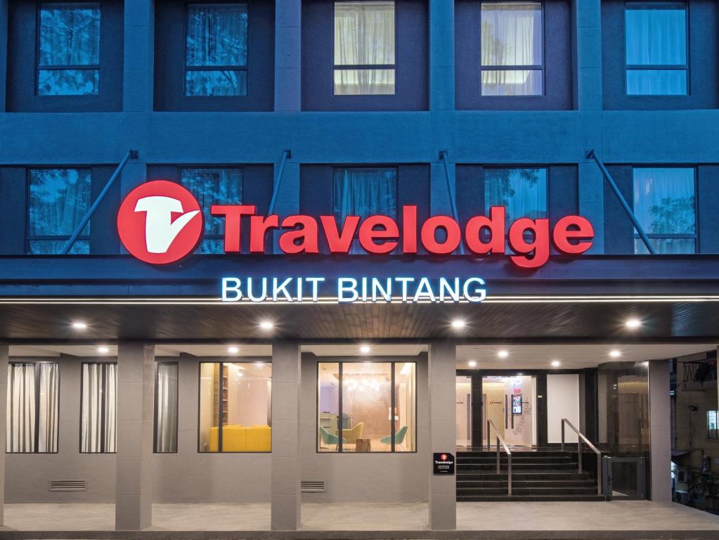 ein Gebäude mit einem Reisebüro davor in der Unterkunft Travelodge Bukit Bintang in Kuala Lumpur