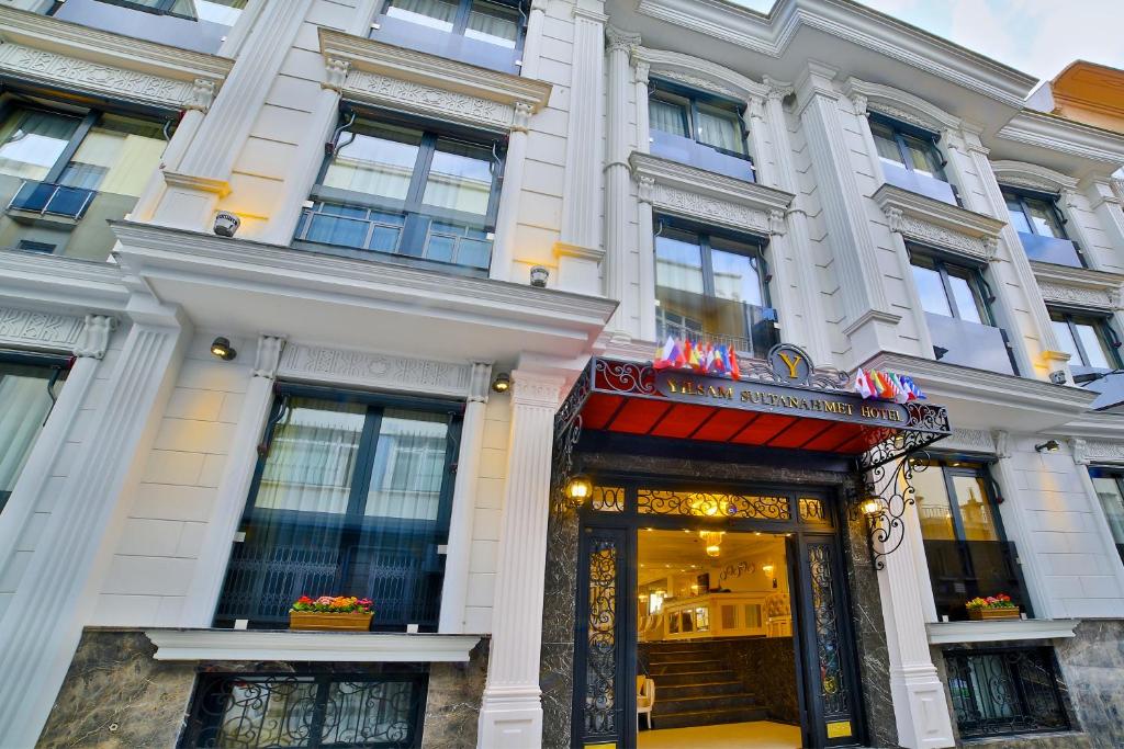 un edificio bianco con ingresso ad un negozio di Yılsam Sultanahmet Hotel a Istanbul