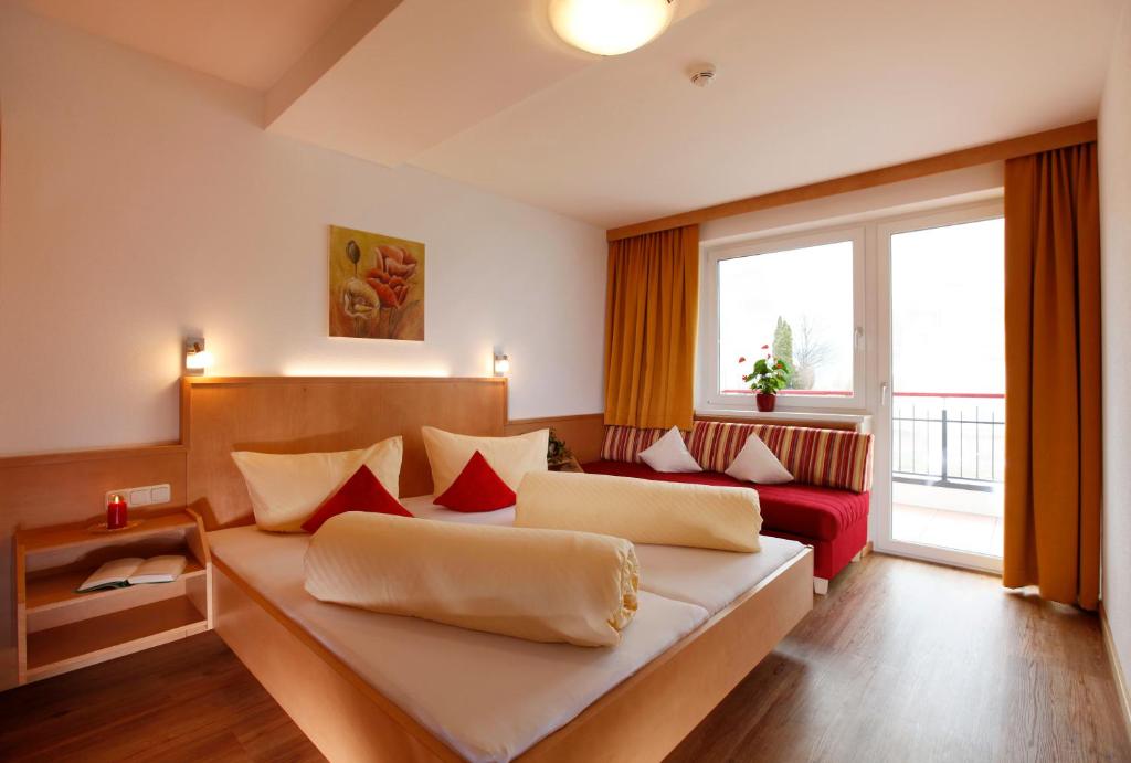 Postel nebo postele na pokoji v ubytování Hotel Alpenroyal