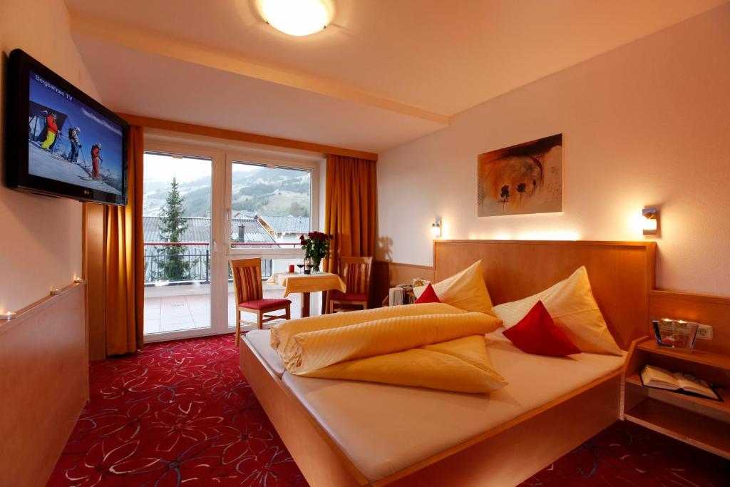 TV a/nebo společenská místnost v ubytování Hotel Alpenroyal