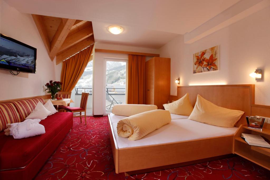Postel nebo postele na pokoji v ubytování Hotel Alpenroyal