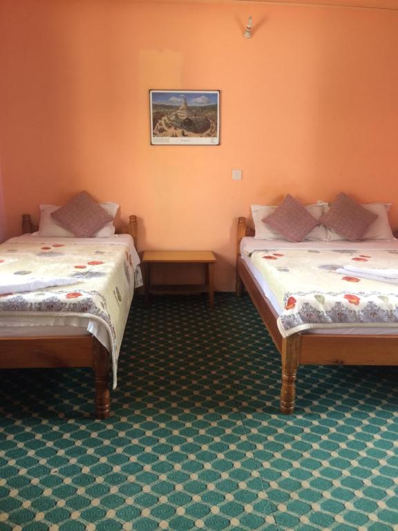 Letto o letti in una camera di Hotel Lotus Inn