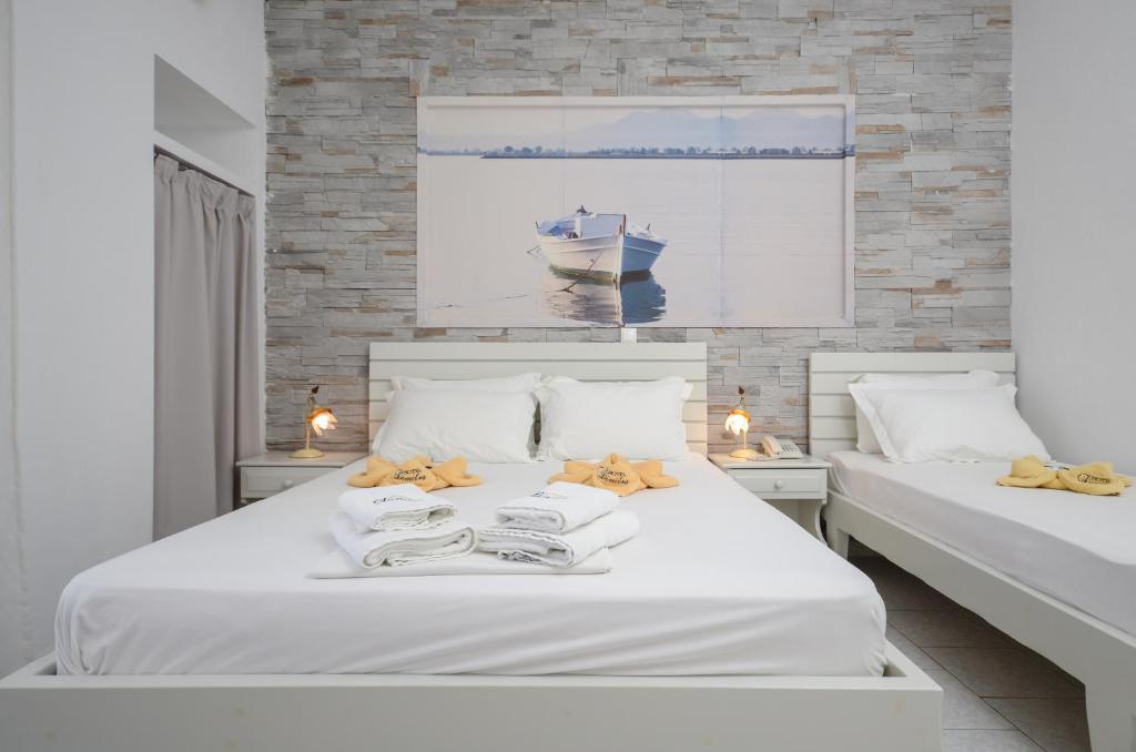 Postel nebo postele na pokoji v ubytování Dimitra Hotel