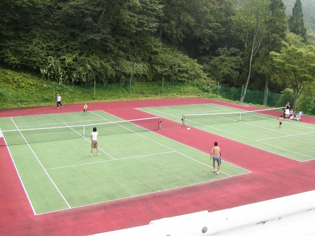 Tenis a/nebo squash v ubytování 森林公園スイス村 ロッジやまの家 nebo okolí