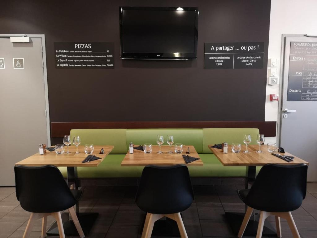 TV a/nebo společenská místnost v ubytování ibis Toulouse Gare Matabiau