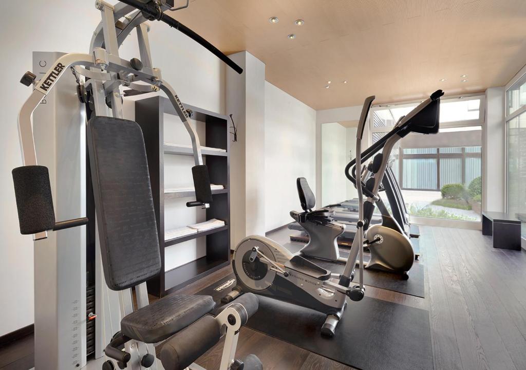 Fitness centrum a/nebo fitness zařízení v ubytování Ramada Nürnberg Parkhotel