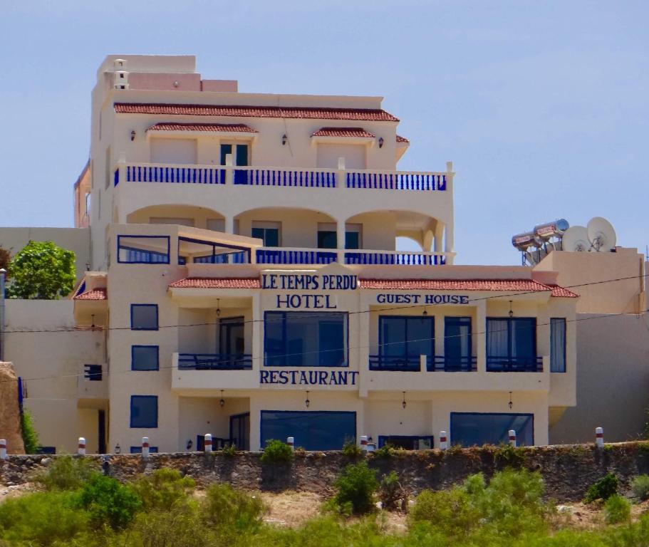 a tall white building with a guest house at Le temps perdu in Oualidia