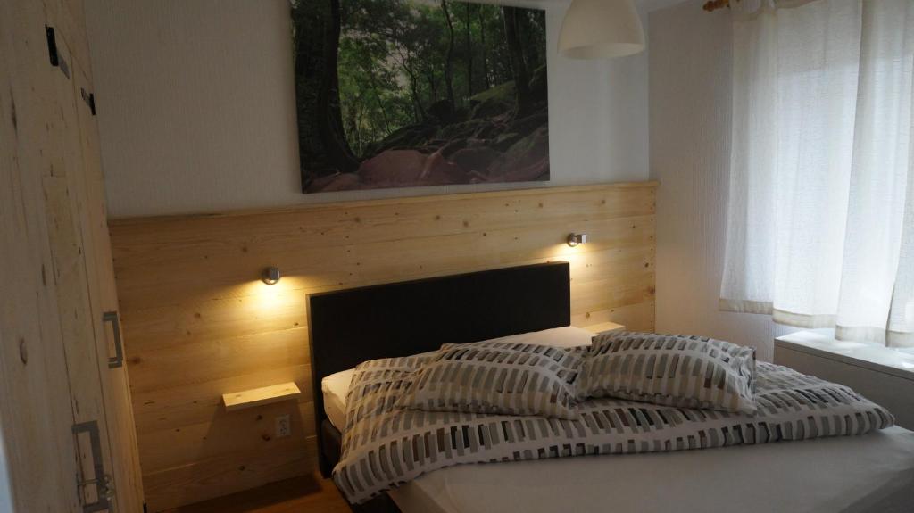 ヴィンターベルクにあるAppartement Familie Willems Winterberg 2のベッドルーム1室(木製ヘッドボード付きのベッド1台付)