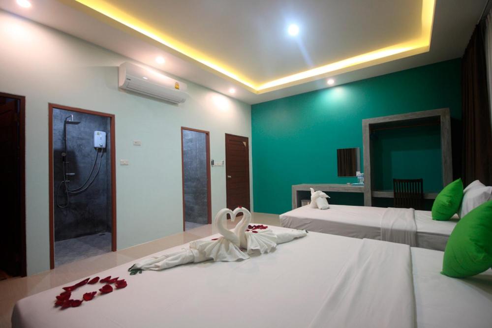 Postel nebo postele na pokoji v ubytování The Aireen Hotel