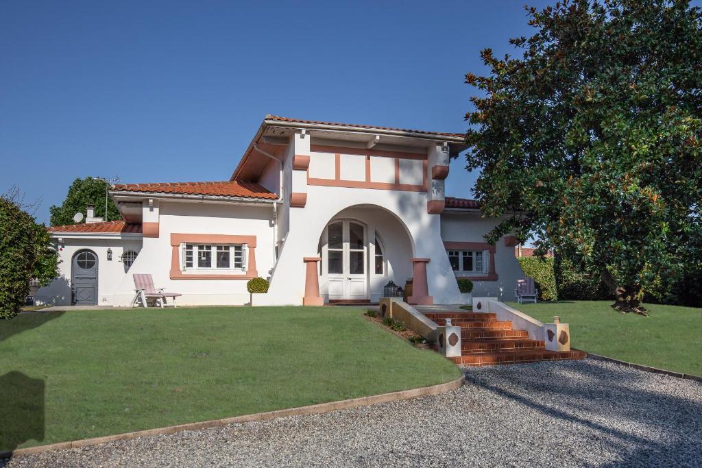 a house with a lawn in front of it at La Belle Vie Capbreton in Capbreton