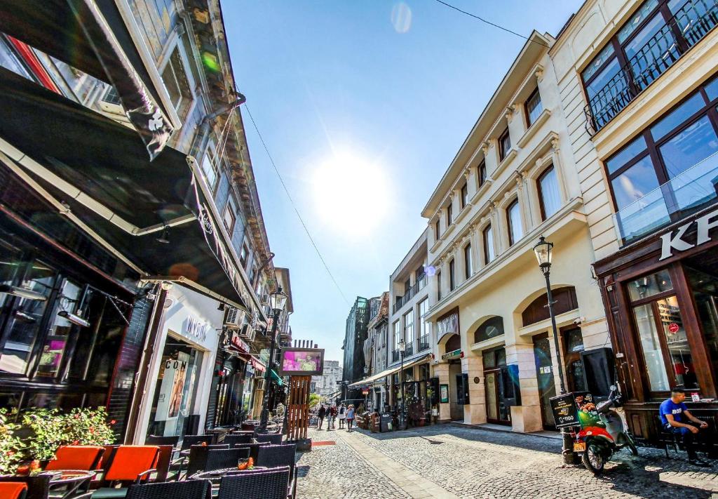 New Era Hotel Old Town Party Zone Bucharest- parking with fee nearby - NOT at the hotel !