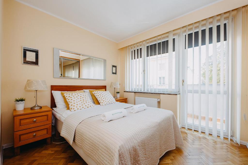 una camera da letto con un letto e due asciugamani di ShortStayPoland Warecka (B2) a Varsavia