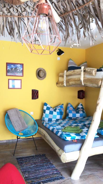 Palanda nebo palandy na pokoji v ubytování Pension Cubana