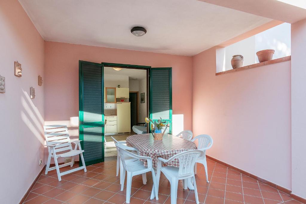 una sala da pranzo con tavolo e sedie di Golfo 6 a Marina di Campo