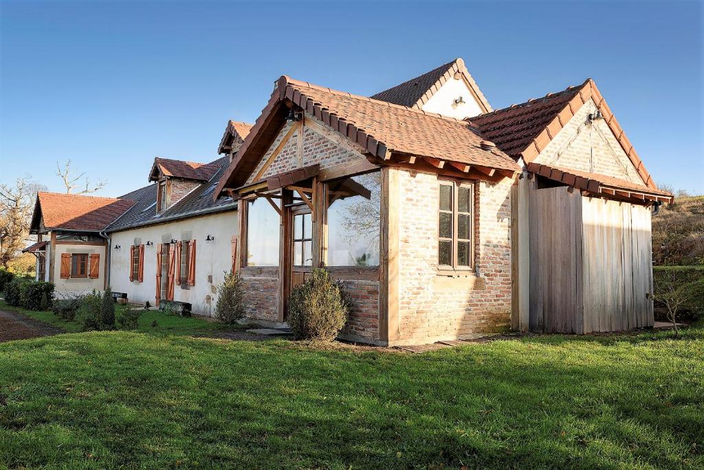 uma grande casa de tijolos com um telhado de gambrel em Domaine La Carrière em Toulon-sur-Allier