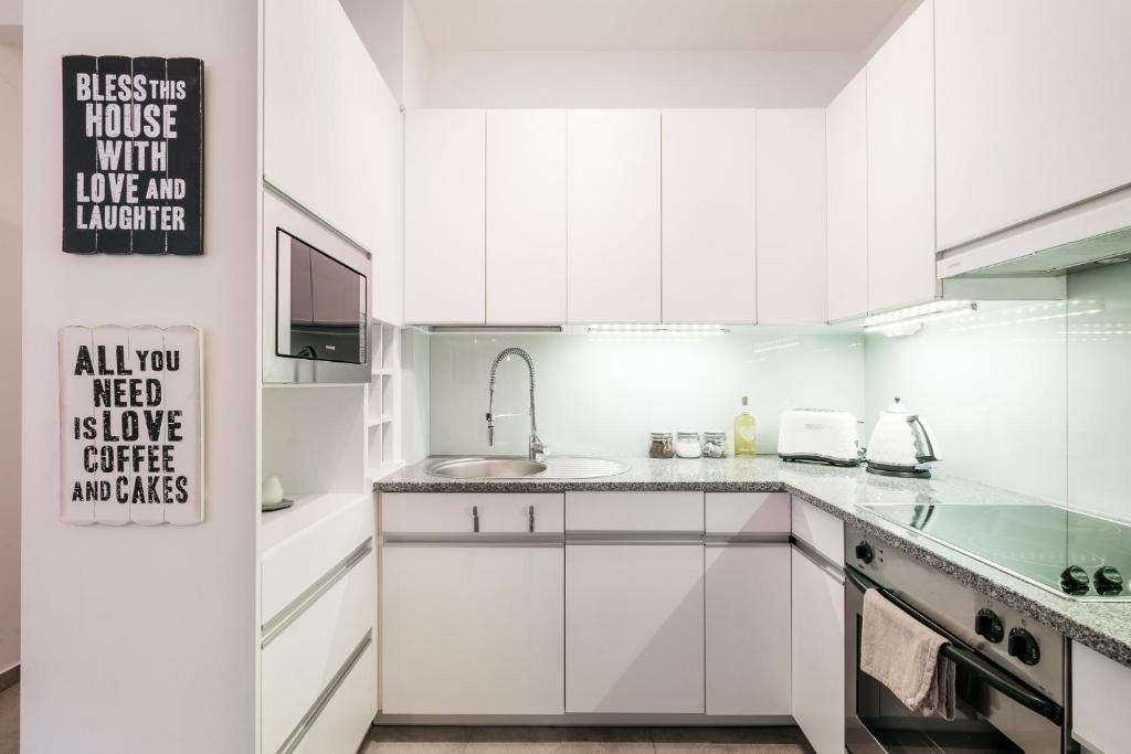 Kuchyňa alebo kuchynka v ubytovaní Downtown Apartment - LoftAffair