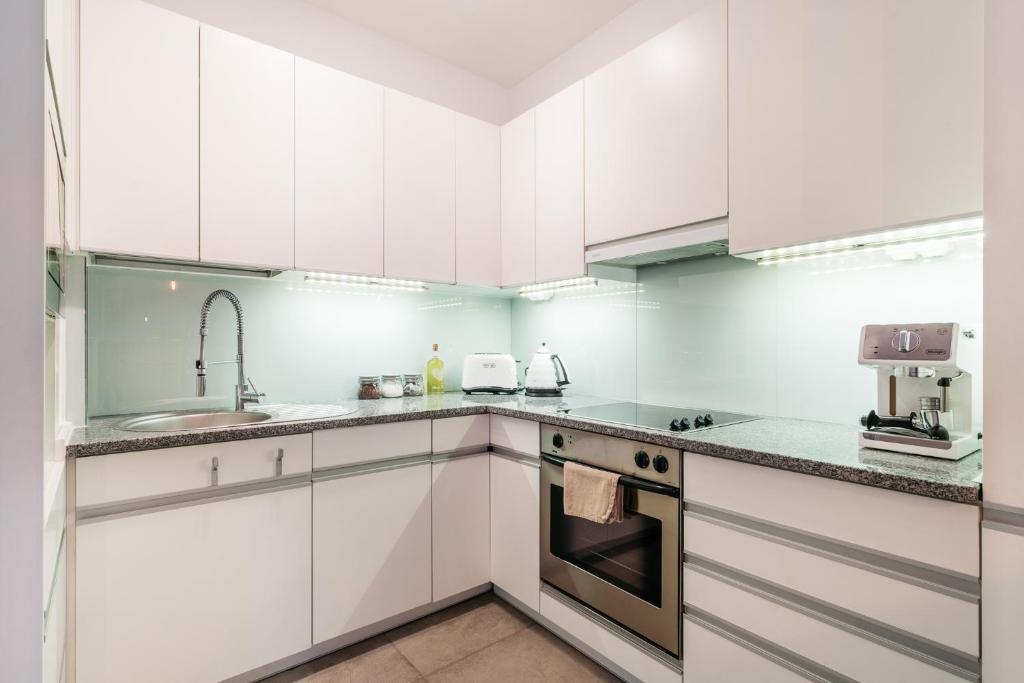 Kuchyňa alebo kuchynka v ubytovaní Downtown Apartment - LoftAffair