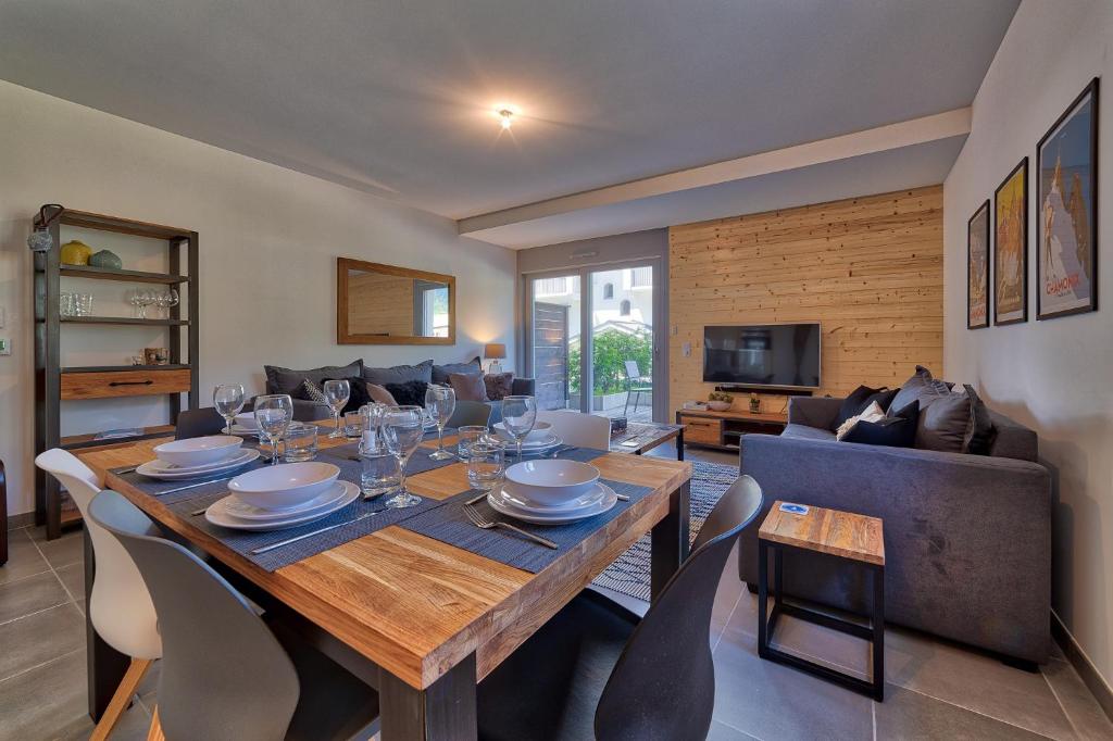 uma sala de jantar com uma mesa de madeira e cadeiras em Base Camp: Residence Ferme de Montenvers em Chamonix-Mont-Blanc