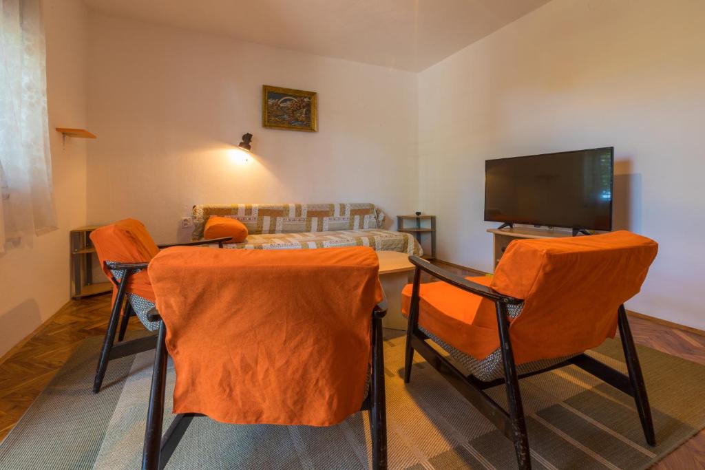 TV a/nebo společenská místnost v ubytování APARTMAN VERA