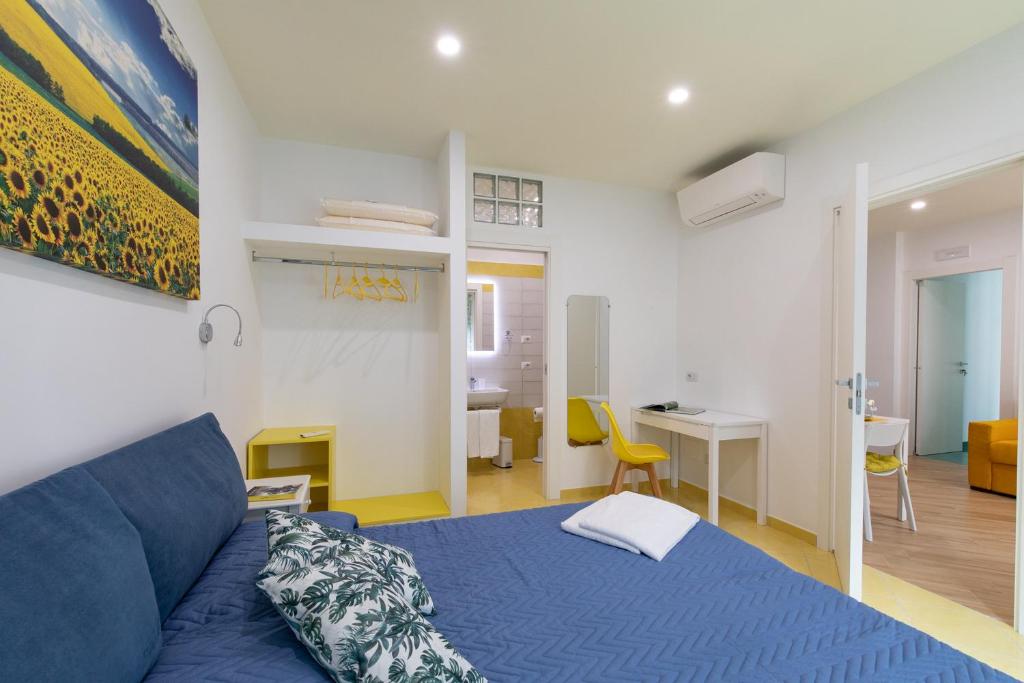 una camera con letto blu e scrivania di Madimà a Sorrento
