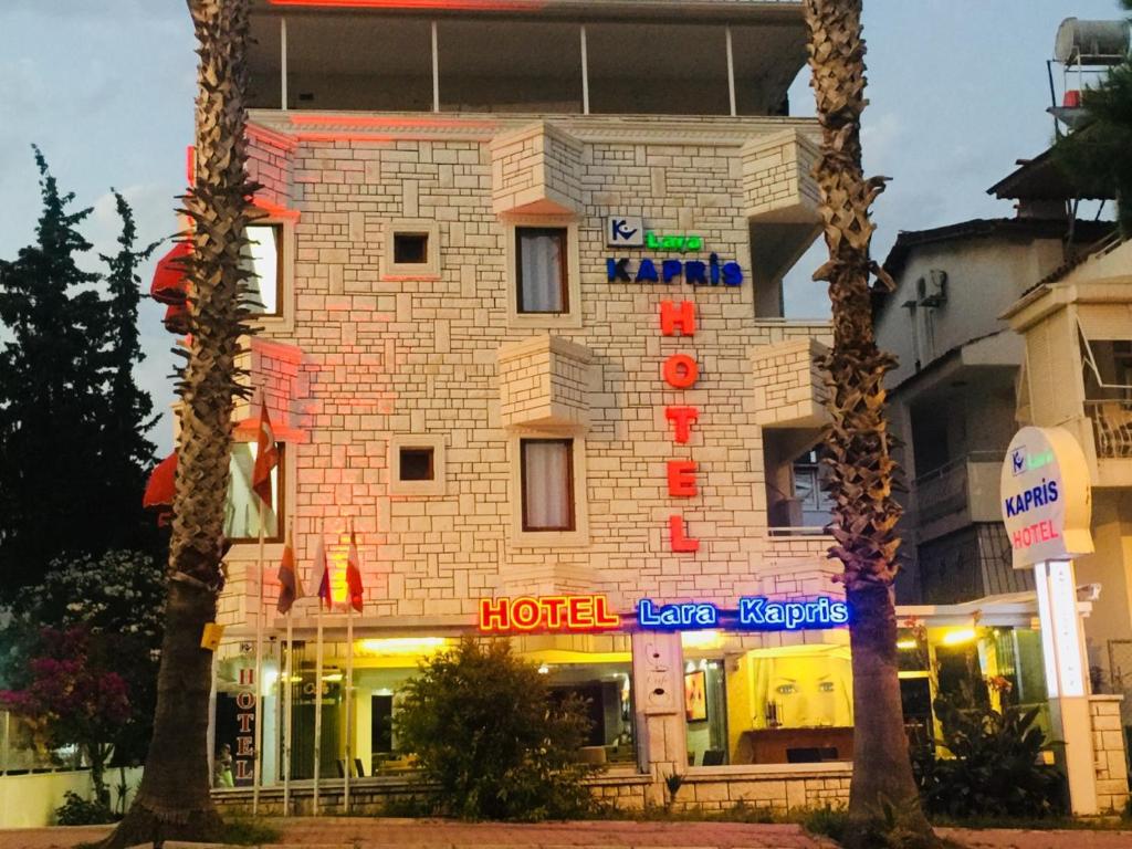 un hotel con un cartel en el lateral de un edificio en Lara Kapris Hotel, en Antalya