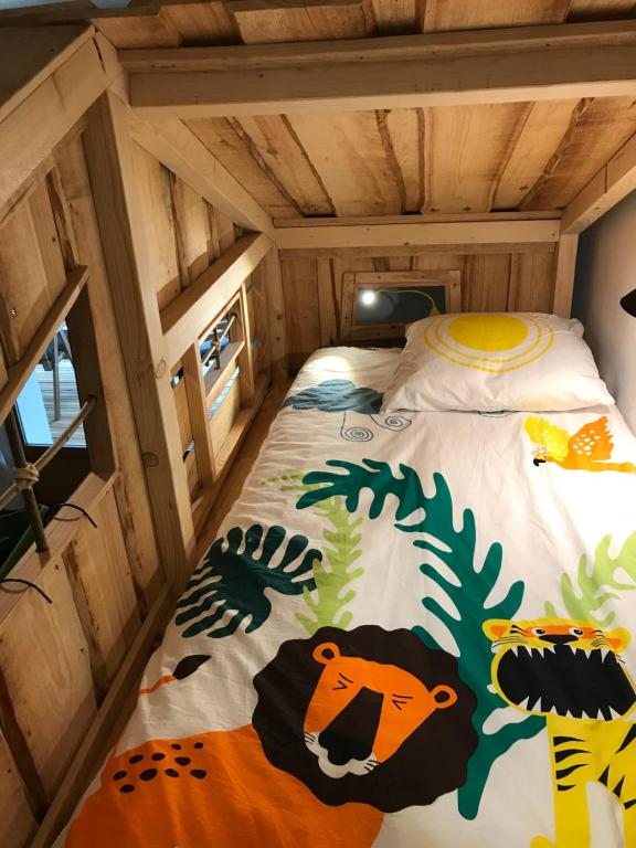 - une chambre avec un lit dans une petite maison dans l'établissement Chambres d'Hôtes La Téouleyre, à Saint-Julien-en-Born