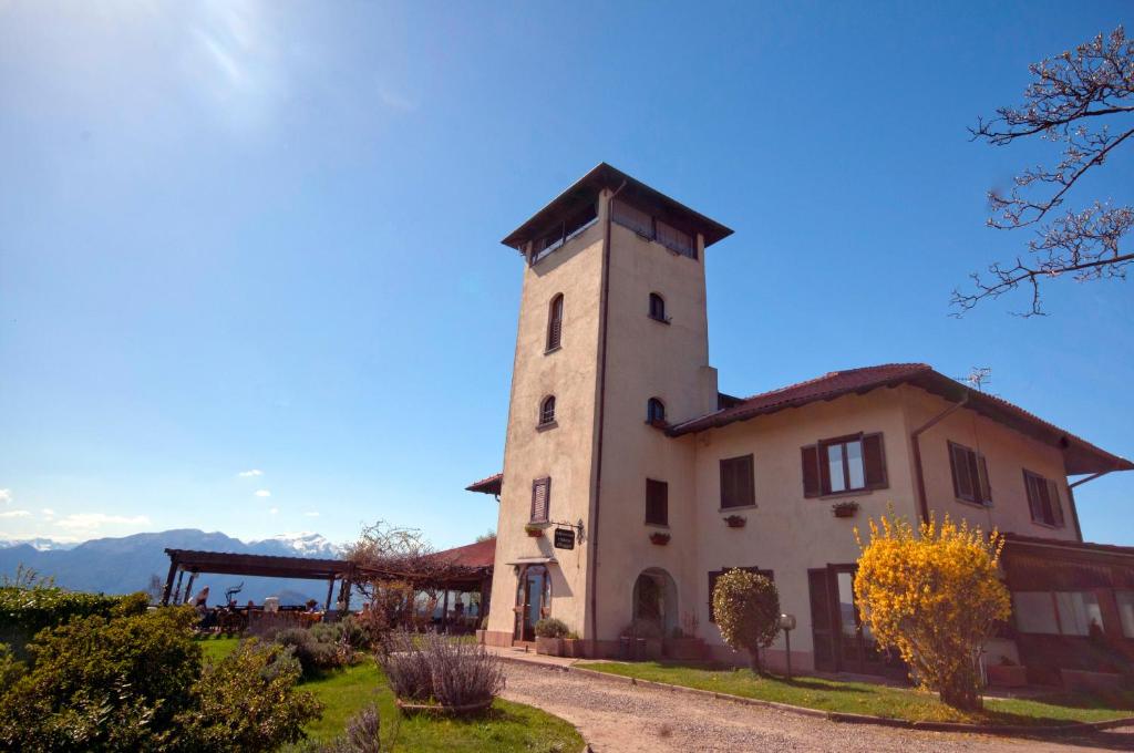 un bâtiment avec une tour sur son côté dans l'établissement Agriturismo Monterosso, à Verbania