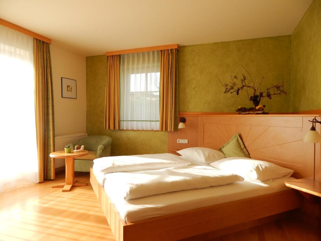 Postel nebo postele na pokoji v ubytování Hotel Neustifter