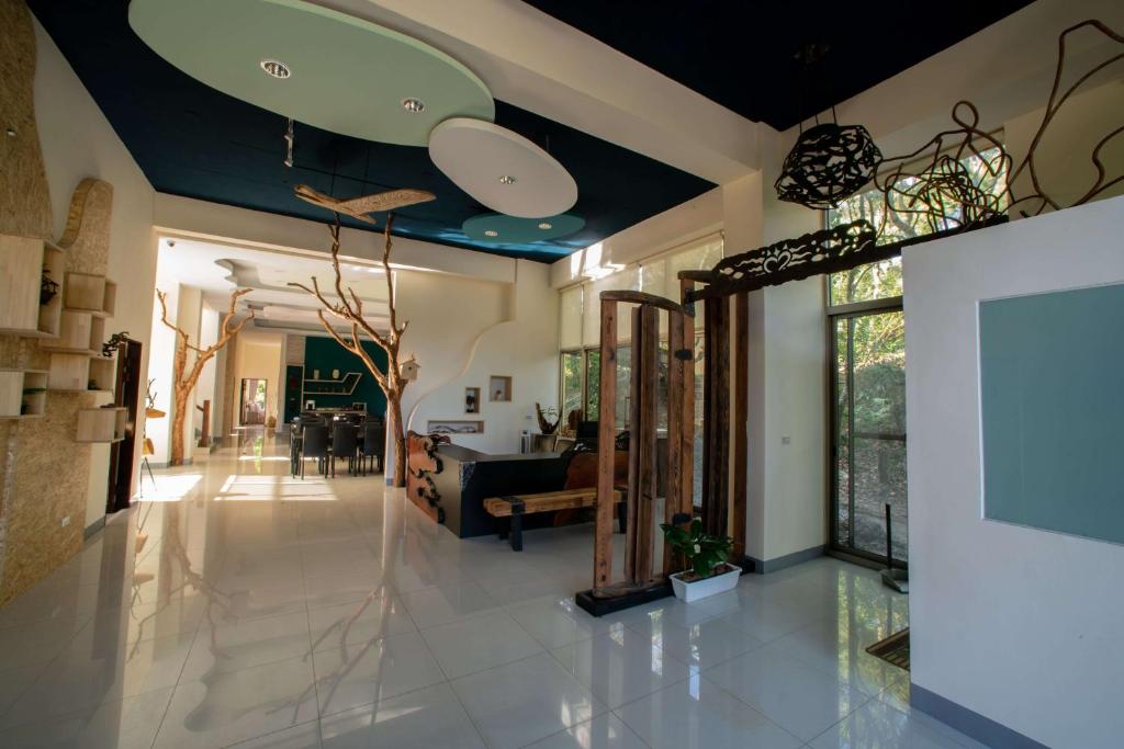 un soggiorno con divano e soffitto di Toptai Homestay a Kenting