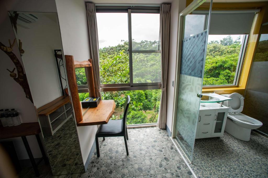 bagno con scrivania, lavandino e finestra di Toptai Homestay a Kenting