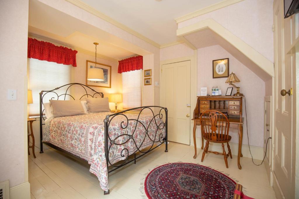 Clark Currier Inn - Deluxe Queen Room - Merrimac