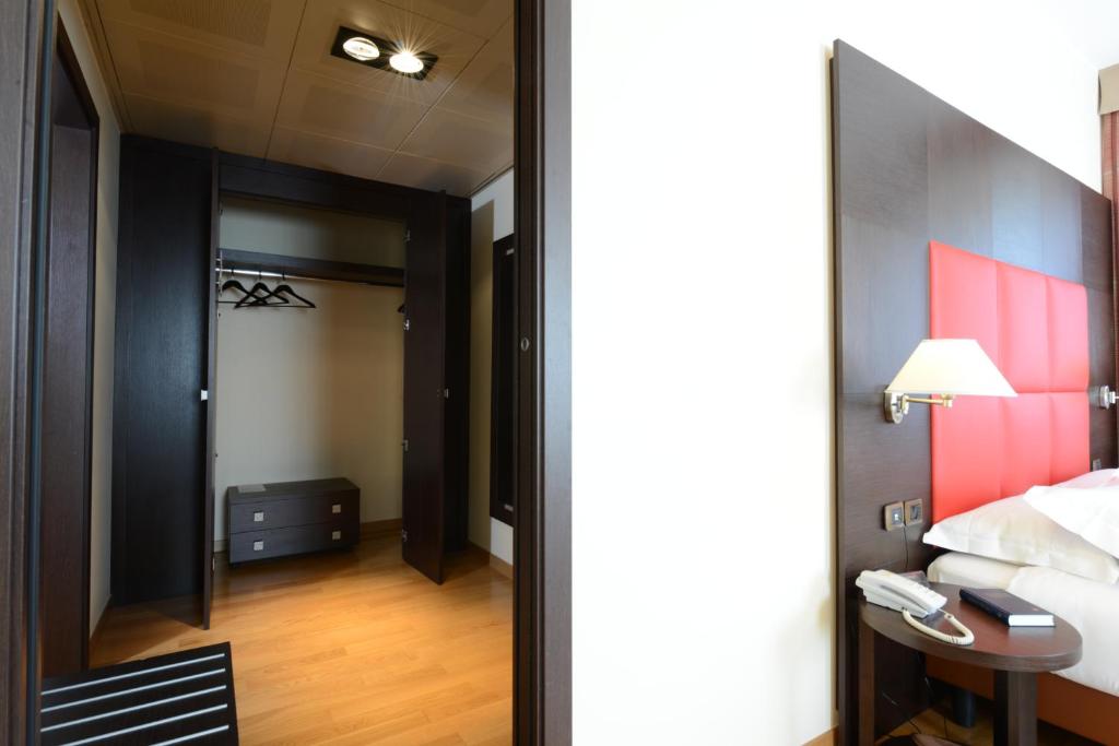 A bed or beds in a room at Hotel Guglielmo