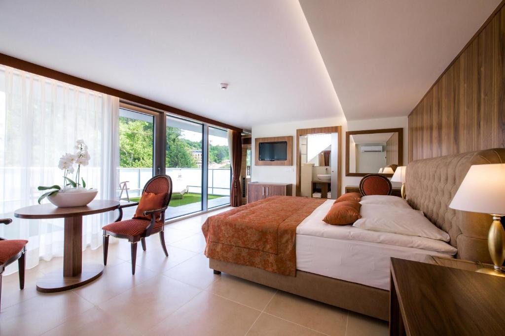 Postel nebo postele na pokoji v ubytování Grand Hotel Donat Superior & Wellness Center