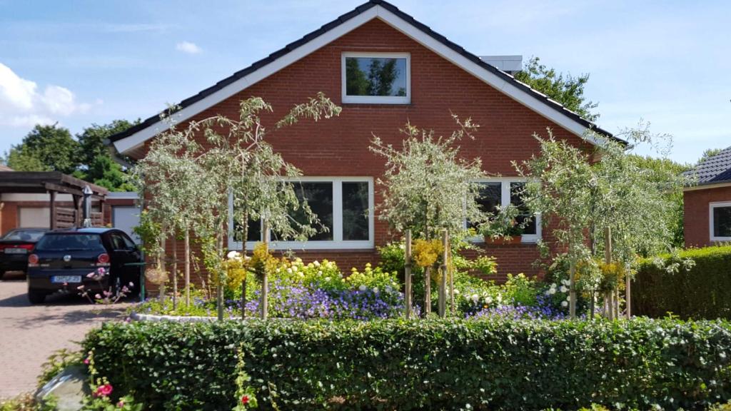 uma casa com um jardim em frente em Vogler Lothar em Neustadt in Holstein