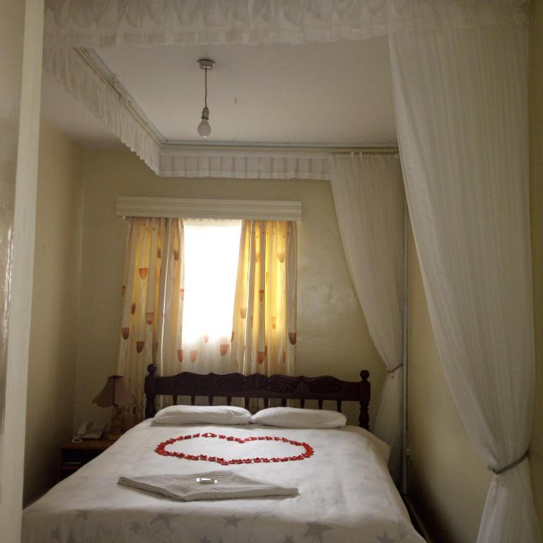 Postel nebo postele na pokoji v ubytování Adventist LMS Guest House & Conference Centre