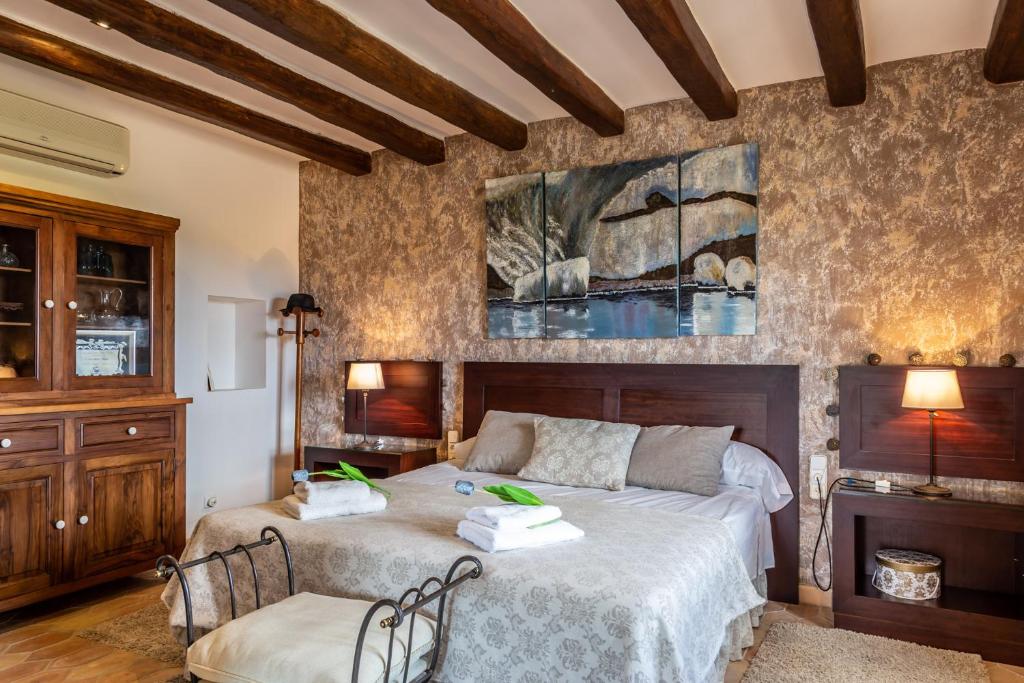 A bed or beds in a room at Finca Son Moix