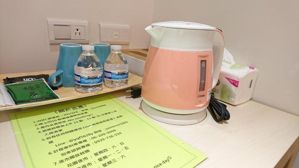 Příslušenství pro přípravu čaje a kávy v ubytování Ji Apartment