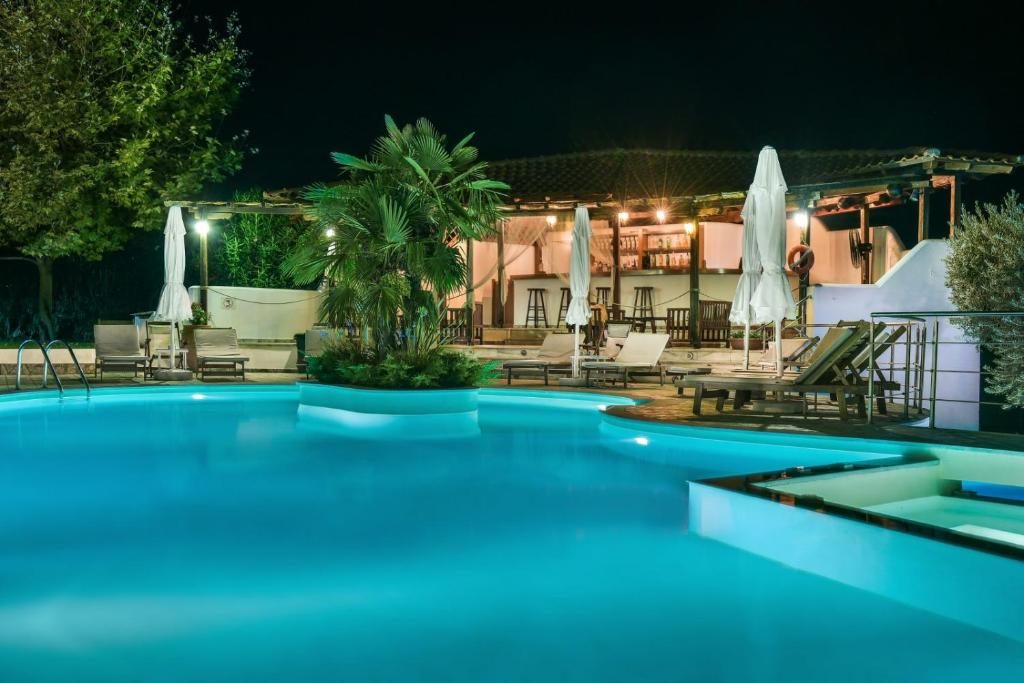 Bazén v ubytování Pyrgos Hotel nebo v jeho okolí