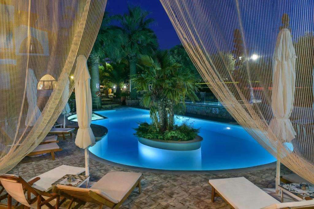Bazén v ubytování Pyrgos Hotel nebo v jeho okolí