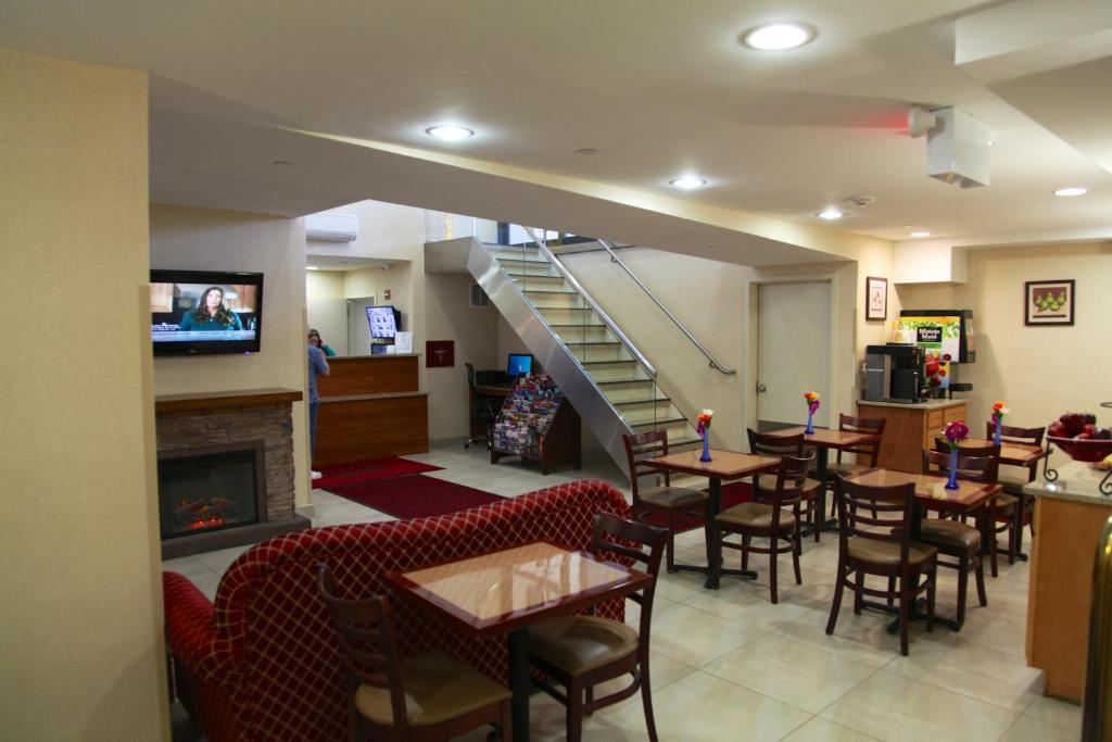 TV a/nebo společenská místnost v ubytování Corona Hotel New York - LaGuardia Airport