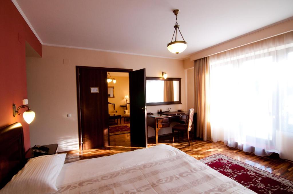 Postel nebo postele na pokoji v ubytování The Elite - Oradea's Legendary Hotel