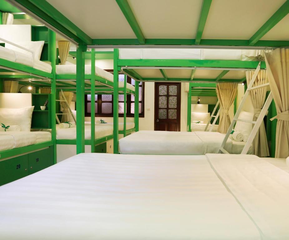 Una cama o camas en una habitación de Hanoi High Five hostel