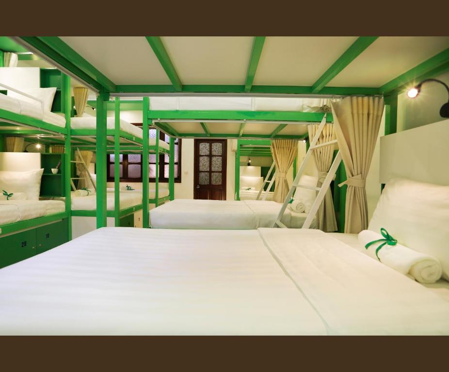 Una cama o camas en una habitación de Hanoi High Five hostel