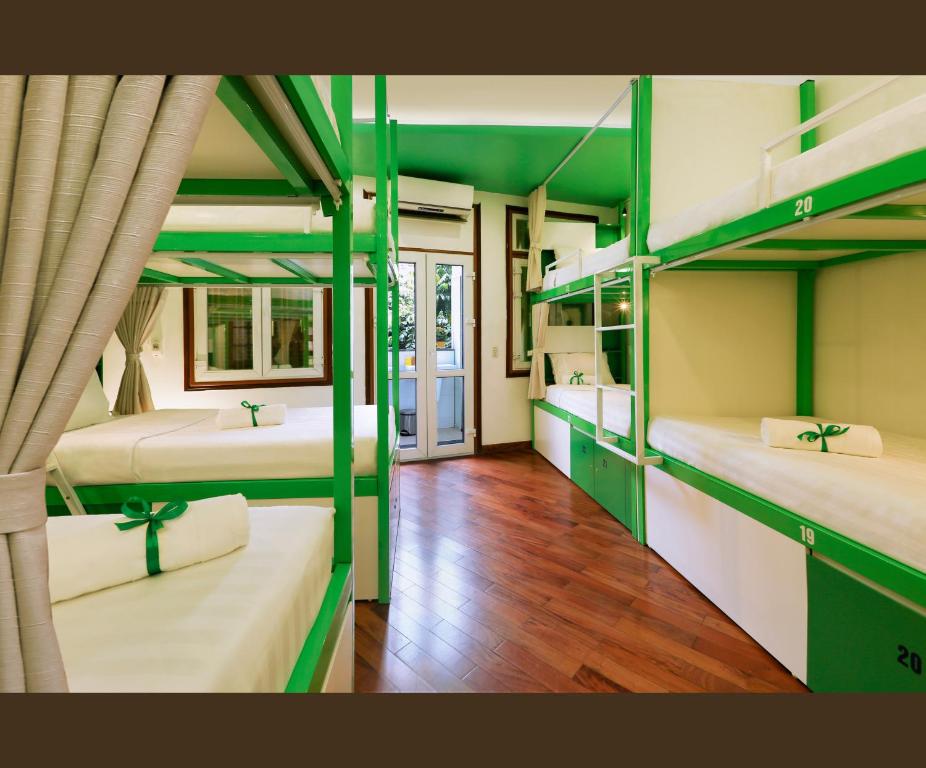 Una cama o camas en una habitación de Hanoi High Five hostel