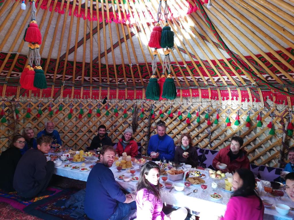 Bagysh的住宿－Yurt Camp Azamat at Song Kol Lake，相簿中的一張相片