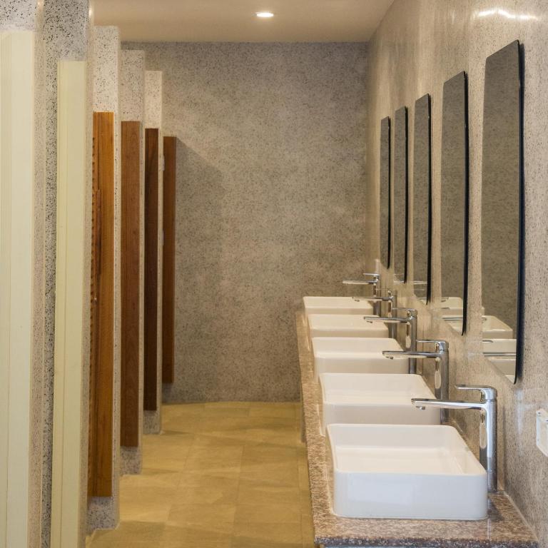 Koupelna v ubytování Nonnee Hotel Kata Beach Phuket