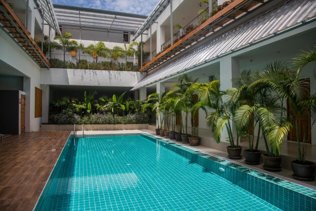 Bazén v ubytování Nonnee Hotel Kata Beach Phuket nebo v jeho okolí