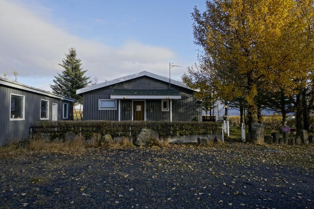 una casa negra con una valla delante en Hlidarbol Apartments, en Hlíðarendi
