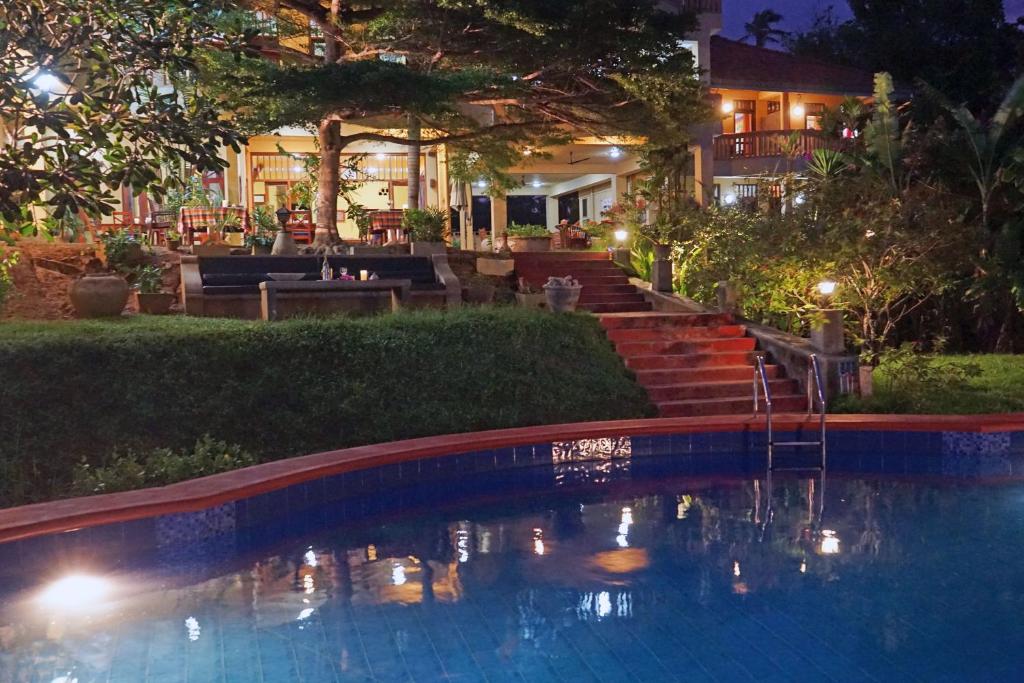 una piscina di fronte a una casa di notte di Villa Lucky Star a Tangalle